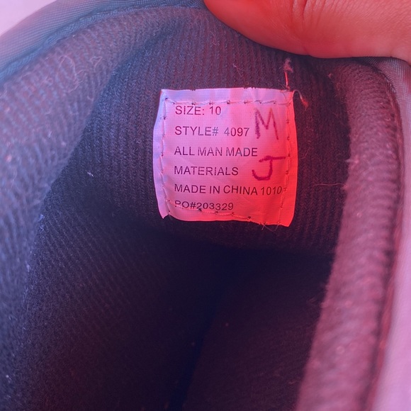 Snow boots used with a few flaws (pictures taken) but still useable condition - Picture 4 of 7